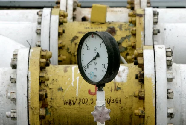 На виробничій станції трубопроводу «Дружба» у Бродах, що за 460 км, манометр показує тиск, близький до нуля