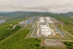 На знімку з повітря видно нафтові резервуари оператора нафтопроводу «Транснефть» на нафтоперевалочному терміналі «Козьміно», розташованому на березі Находкінської затоки поблизу портового міста Находка, Росія