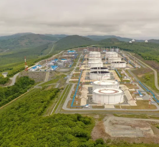 На знімку з повітря видно нафтові резервуари оператора нафтопроводу «Транснефть» на нафтоперевалочному терміналі «Козьміно», розташованому на березі Находкінської затоки поблизу портового міста Находка, Росія