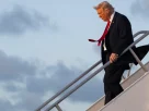 Президент США Дональд Трамп спускається з трапу літака