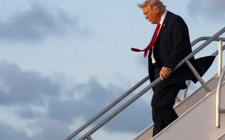 Президент США Дональд Трамп спускається з трапу літака