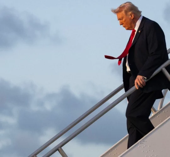 Президент США Дональд Трамп спускається з трапу літака