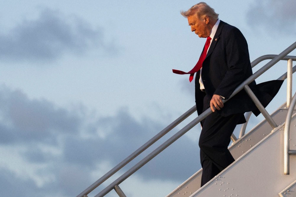 Президент США Дональд Трамп спускається з трапу літака