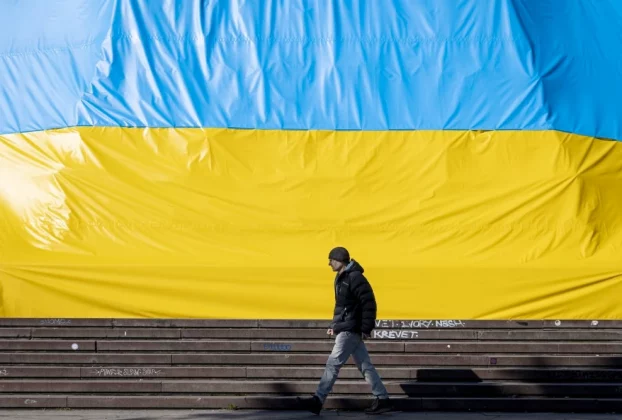 Український прапор як символ підтримки раніше майорів у празькій Летні