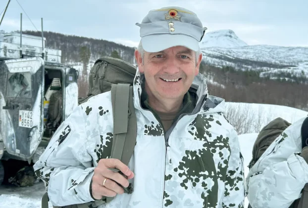 Генерал-лейтенант Александр Золльфранк, голова Об'єднаного командування сил Німеччини, несе рюкзак під час візиту з альпійськими гірськими військами Gebirgsjaegerbrigade 23 з Бад-Райхенгалля, Німеччина, під час військових навчань Cold Response поблизу Сетермоена, північна Норвегія, 12 березня 2026 року