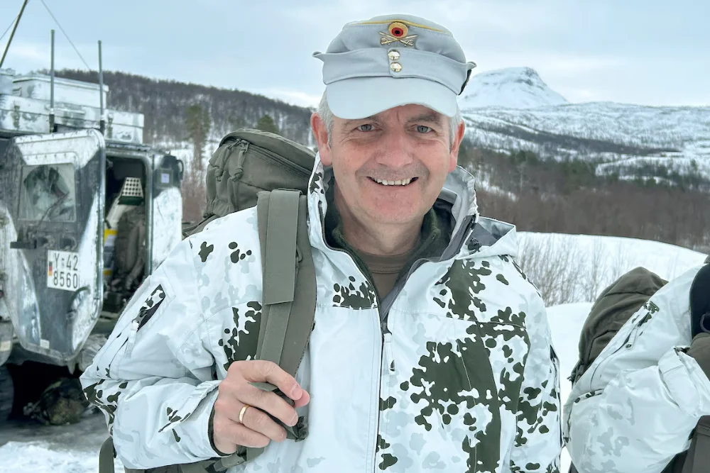Генерал-лейтенант Александр Золльфранк, голова Об'єднаного командування сил Німеччини, несе рюкзак під час візиту з альпійськими гірськими військами Gebirgsjaegerbrigade 23 з Бад-Райхенгалля, Німеччина, під час військових навчань Cold Response поблизу Сетермоена, північна Норвегія, 12 березня 2026 року