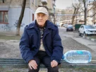 73-річний Валентин Беліський відпочиває на лавці перед тим, як піднятися сходами до своєї квартири на четвертому поверсі з каністрою води, яку він купив у місті Бєлці, Молдова, у вівторок, 17 березня 2026 року
