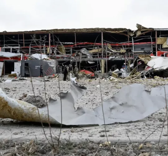 Поштовий розподільчий центр компанії «Нова Пошта», уражений російською ракетою під час російського нападу на Україну, у Запоріжжі, Україна, 17 березня 2026 року