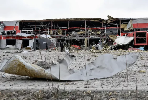 Поштовий розподільчий центр компанії «Нова Пошта», уражений російською ракетою під час російського нападу на Україну, у Запоріжжі, Україна, 17 березня 2026 року