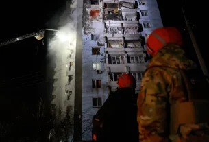 Рятувальники намагаються загасити пожежу в житловому будинку, що загорівся після атаки російського безпілотника на Запоріжжі