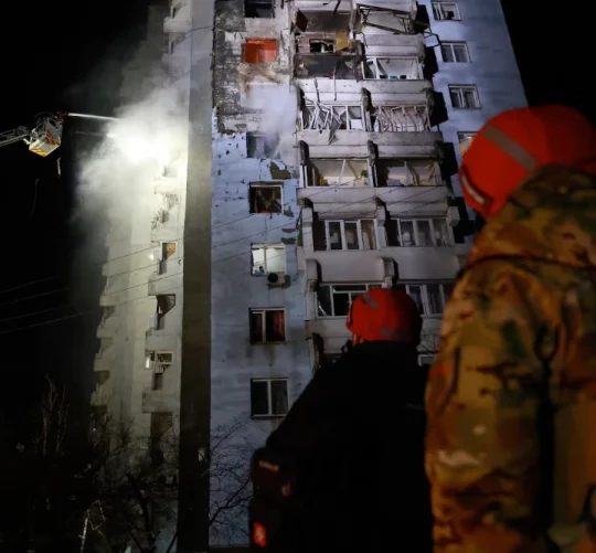 Рятувальники намагаються загасити пожежу в житловому будинку, що загорівся після атаки російського безпілотника на Запоріжжі