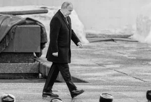 Володимир Путін крокує на червоній площі