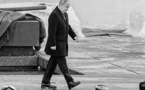 Володимир Путін крокує на червоній площі