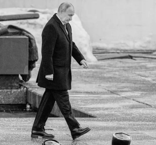 Володимир Путін крокує на червоній площі