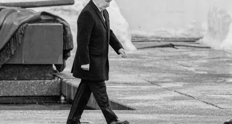 Володимир Путін крокує на червоній площі