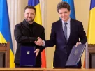 Президент Румунії Нікусор Дан і президент України Володимир Зеленський тиснуть один одному руки в Бухаресті, Румунія, 12 березня 2026 року.