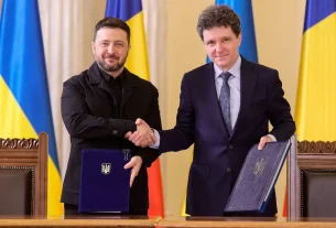 Президент Румунії Нікусор Дан і президент України Володимир Зеленський тиснуть один одному руки в Бухаресті, Румунія, 12 березня 2026 року.