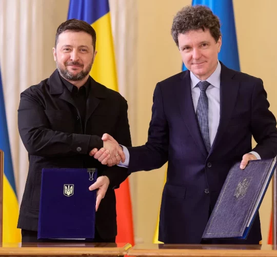 Президент Румунії Нікусор Дан і президент України Володимир Зеленський тиснуть один одному руки в Бухаресті, Румунія, 12 березня 2026 року.