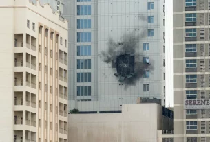 Будівля поруч зі штаб-квартирою 5-го флоту ВМС США в Джуфейрі, Бахрейн, була пошкоджена іранським ударним безпілотником