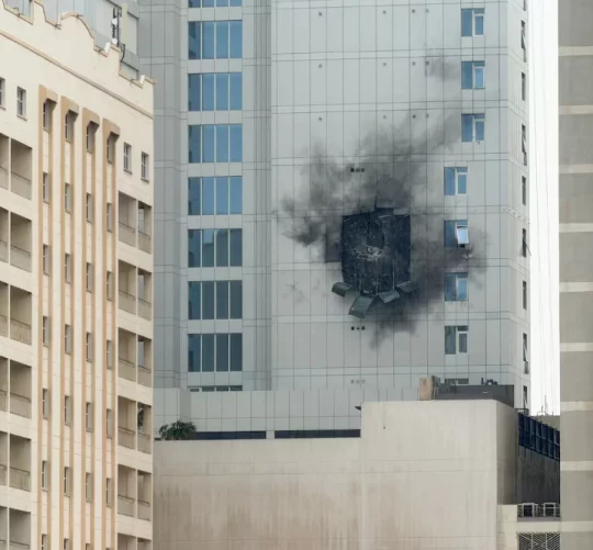 Будівля поруч зі штаб-квартирою 5-го флоту ВМС США в Джуфейрі, Бахрейн, була пошкоджена іранським ударним безпілотником