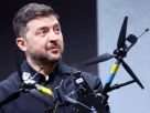 Володимир Зеленський тримає дешевий безпілотник у руці