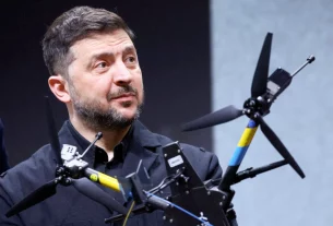 Володимир Зеленський тримає дешевий безпілотник у руці