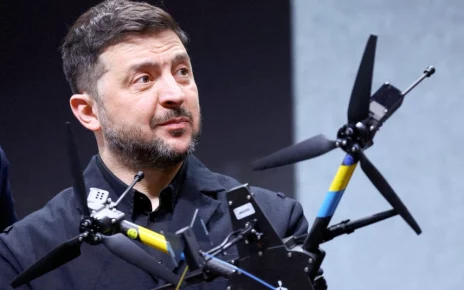 Володимир Зеленський тримає дешевий безпілотник у руці