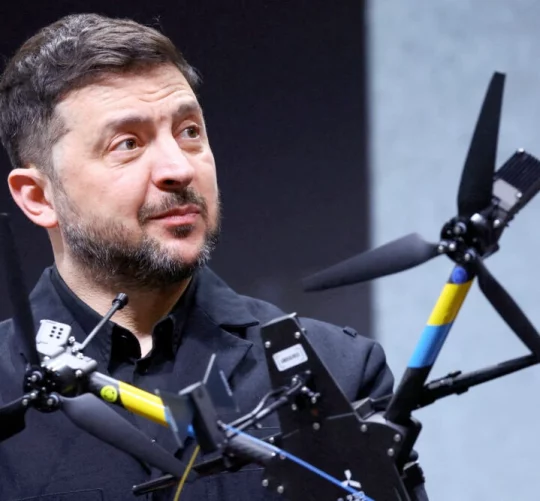 Володимир Зеленський тримає дешевий безпілотник у руці