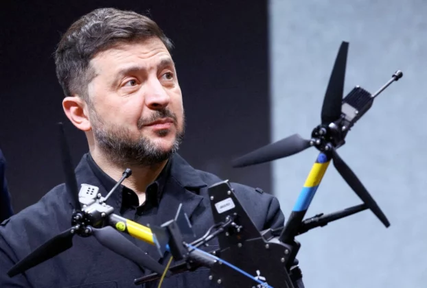 Володимир Зеленський тримає дешевий безпілотник у руці