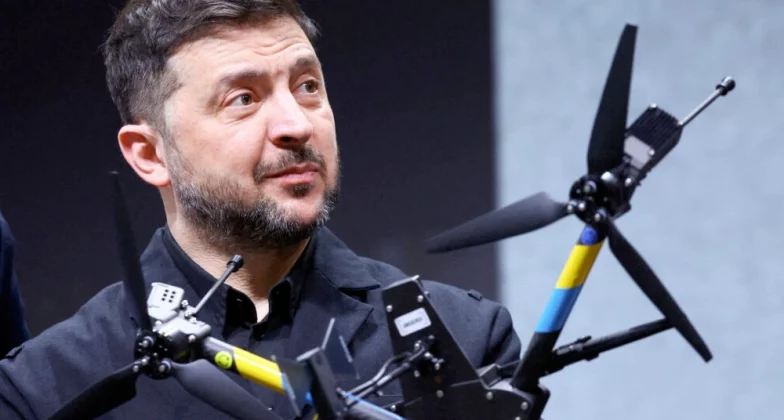 Володимир Зеленський тримає дешевий безпілотник у руці