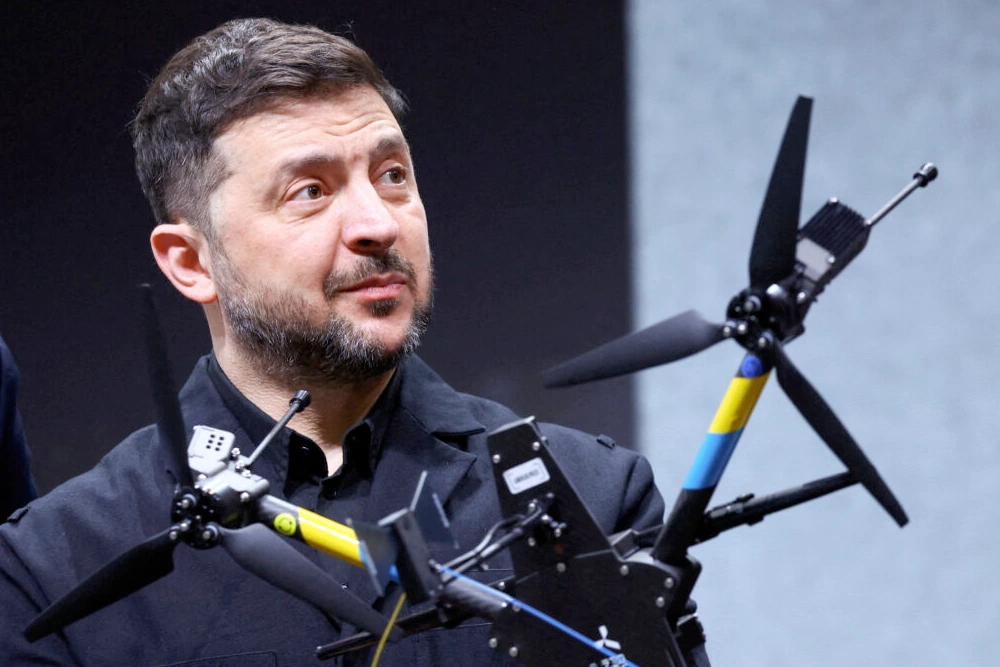 Володимир Зеленський тримає дешевий безпілотник у руці