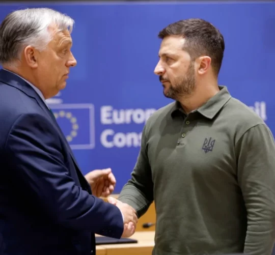 Прем'єр-міністр Угорщини Віктор Орбан розмовляє з президентом України Володимиром Зеленським під час круглого столу на саміті ЄС у Брюсселі, 27 червня 2024 року