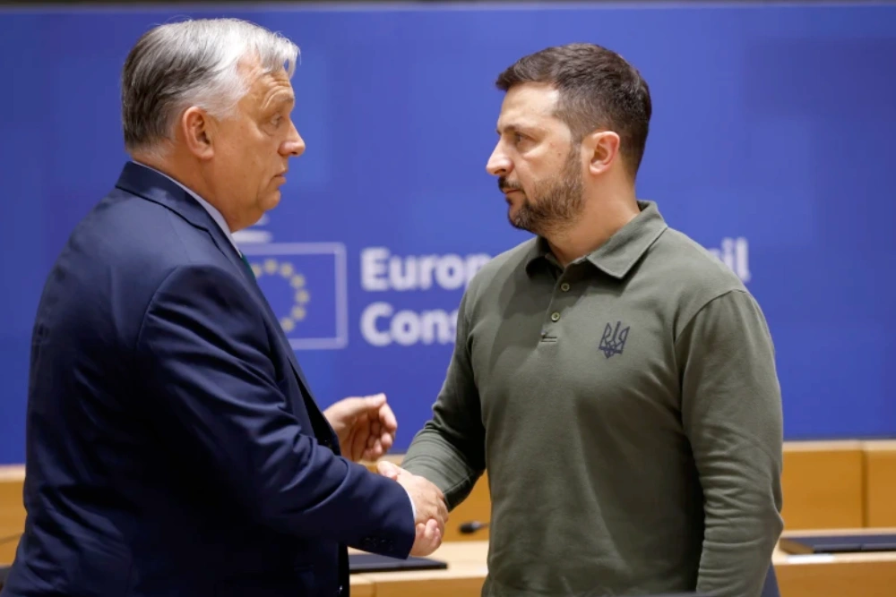 Прем'єр-міністр Угорщини Віктор Орбан розмовляє з президентом України Володимиром Зеленським під час круглого столу на саміті ЄС у Брюсселі, 27 червня 2024 року