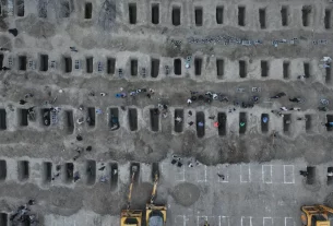 Ряд могил, підготовлених для жертв нападу на школу в місті Мінабі, Ірані