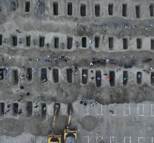 Ряд могил, підготовлених для жертв нападу на школу в місті Мінабі, Ірані