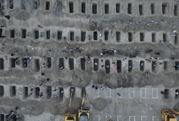 Ряд могил, підготовлених для жертв нападу на школу в місті Мінабі, Ірані