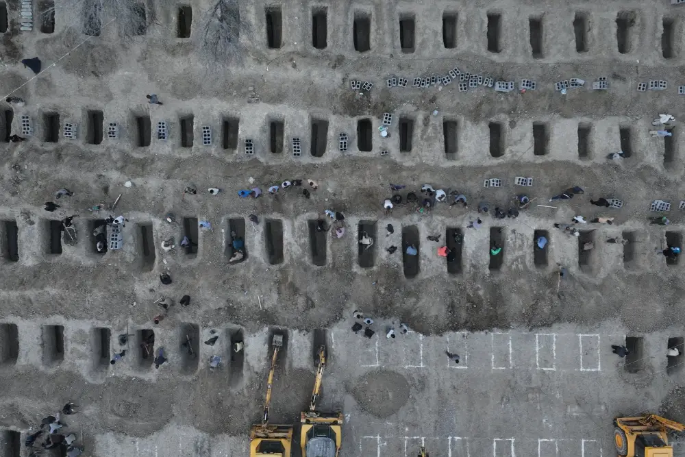 Ряд могил, підготовлених для жертв нападу на школу в місті Мінабі, Ірані