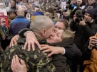 Жінка вітає свого чоловіка, якого утримували в полоні 22 місяці, під час обміну полоненими між Росією та Україною 5 березня 2026 року в Чернігові, Україна
