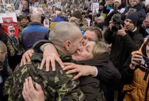 Жінка вітає свого чоловіка, якого утримували в полоні 22 місяці, під час обміну полоненими між Росією та Україною 5 березня 2026 року в Чернігові, Україна