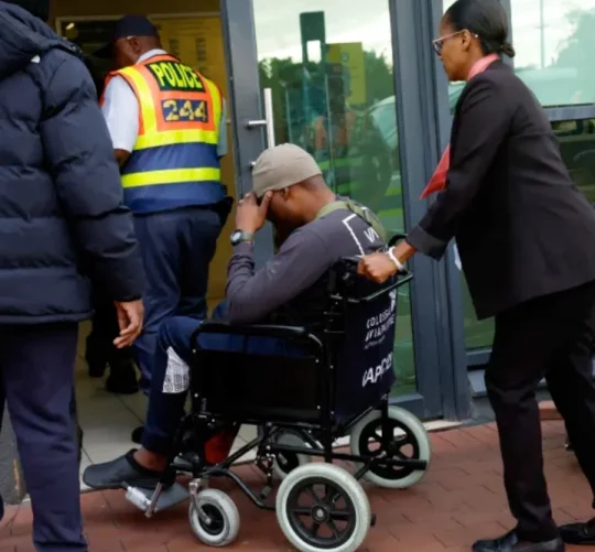 Південноафриканський чоловік, якого заманили воювати у війні Росії проти України, повертається додому