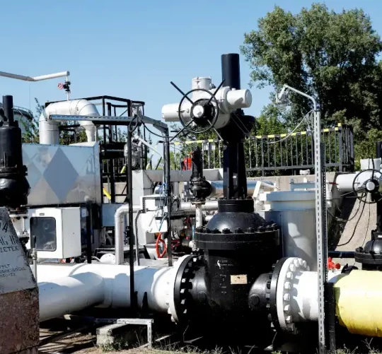 Приймальна станція нафтопроводу «Дружба» між Угорщиною та Росією на Дунайському нафтопереробному заводі угорської групи MOL у Сажаломбатті, Угорщина