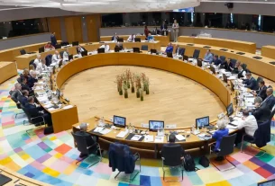 Президент України Володимир Зеленський (на екрані) звертається до лідерів ЄС через відео на саміті Європейської ради в Брюсселі, 19 березня 2026 року