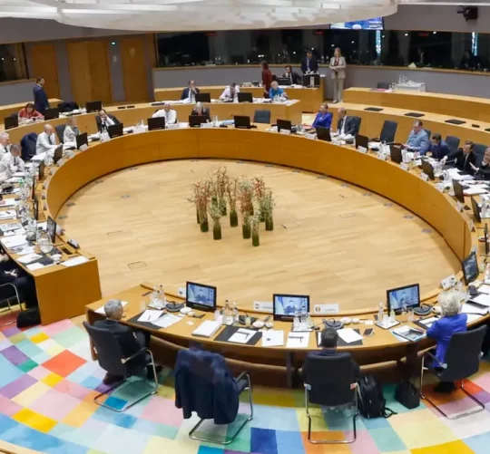 Президент України Володимир Зеленський (на екрані) звертається до лідерів ЄС через відео на саміті Європейської ради в Брюсселі, 19 березня 2026 року