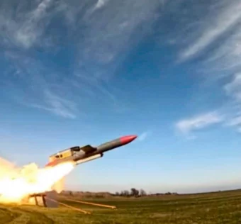 За словами виробника, яскравий колір пояснюється виробничим дефектом. Звідси й назва «Фламінго»