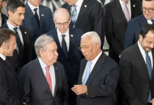 Лідери ЄС разом із Генеральним секретарем ООН Антоніу Гутеррешем перед сімейним фото на засіданні Європейської ради в Брюсселі 19 березня 2026 року