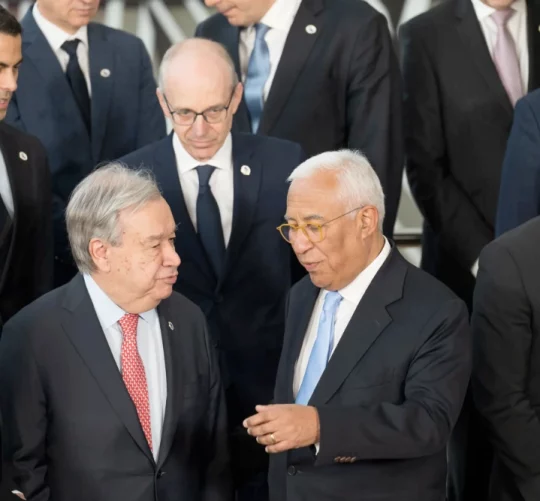 Лідери ЄС разом із Генеральним секретарем ООН Антоніу Гутеррешем перед сімейним фото на засіданні Європейської ради в Брюсселі 19 березня 2026 року