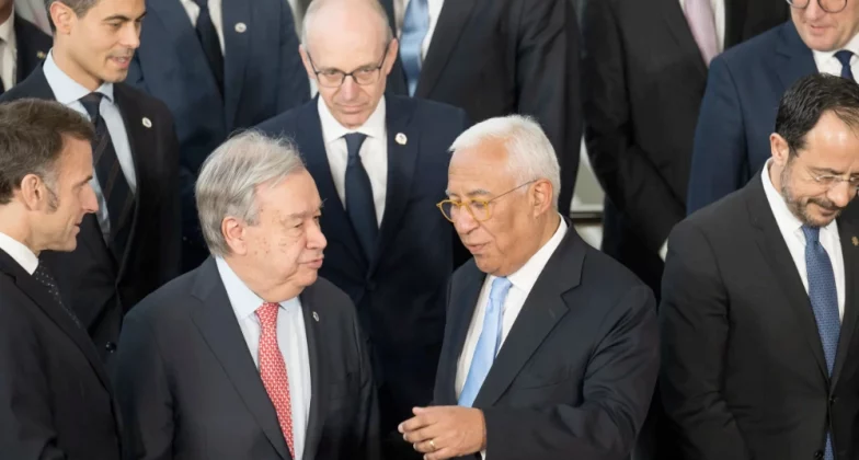 Лідери ЄС разом із Генеральним секретарем ООН Антоніу Гутеррешем перед сімейним фото на засіданні Європейської ради в Брюсселі 19 березня 2026 року