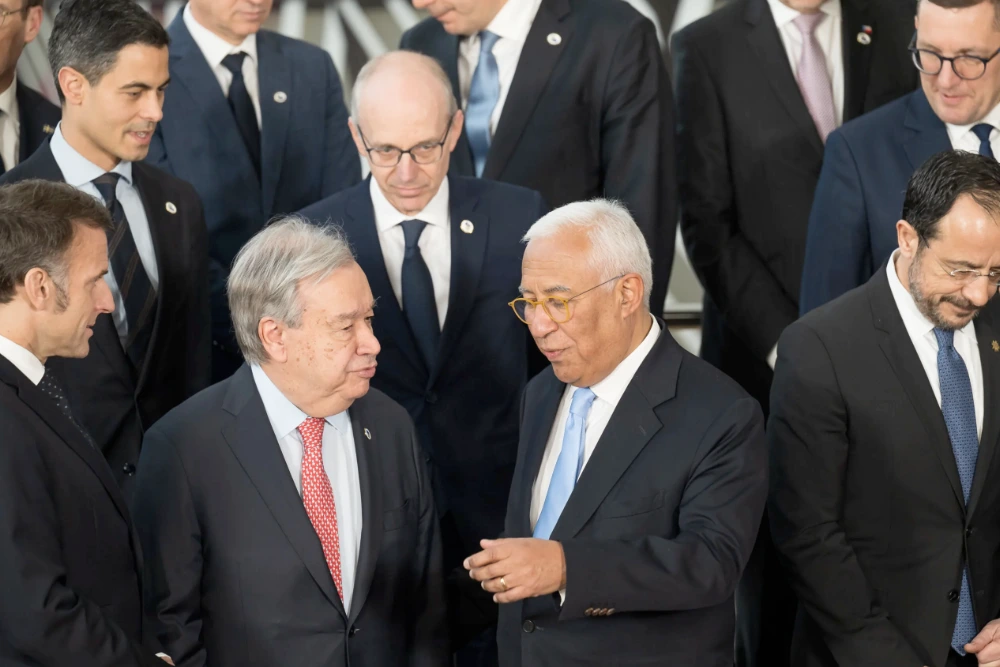 Лідери ЄС разом із Генеральним секретарем ООН Антоніу Гутеррешем перед сімейним фото на засіданні Європейської ради в Брюсселі 19 березня 2026 року