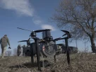 Солдати випробовують дрони з оптоволоконним зв’язком перед їхнім застосуванням на передовій у Донецькій області, Україна.