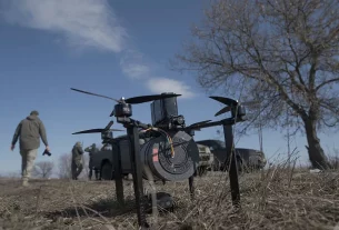 Солдати випробовують дрони з оптоволоконним зв’язком перед їхнім застосуванням на передовій у Донецькій області, Україна.